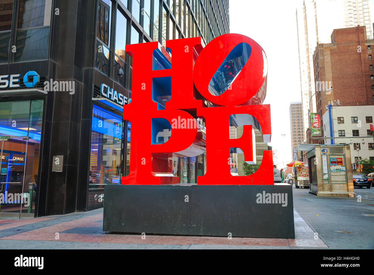 NEW YORK CITY - 5. SEPTEMBER: Love Sculpture 53th Street mit Touristen im 5. September 2015 in New York City. Stockfoto