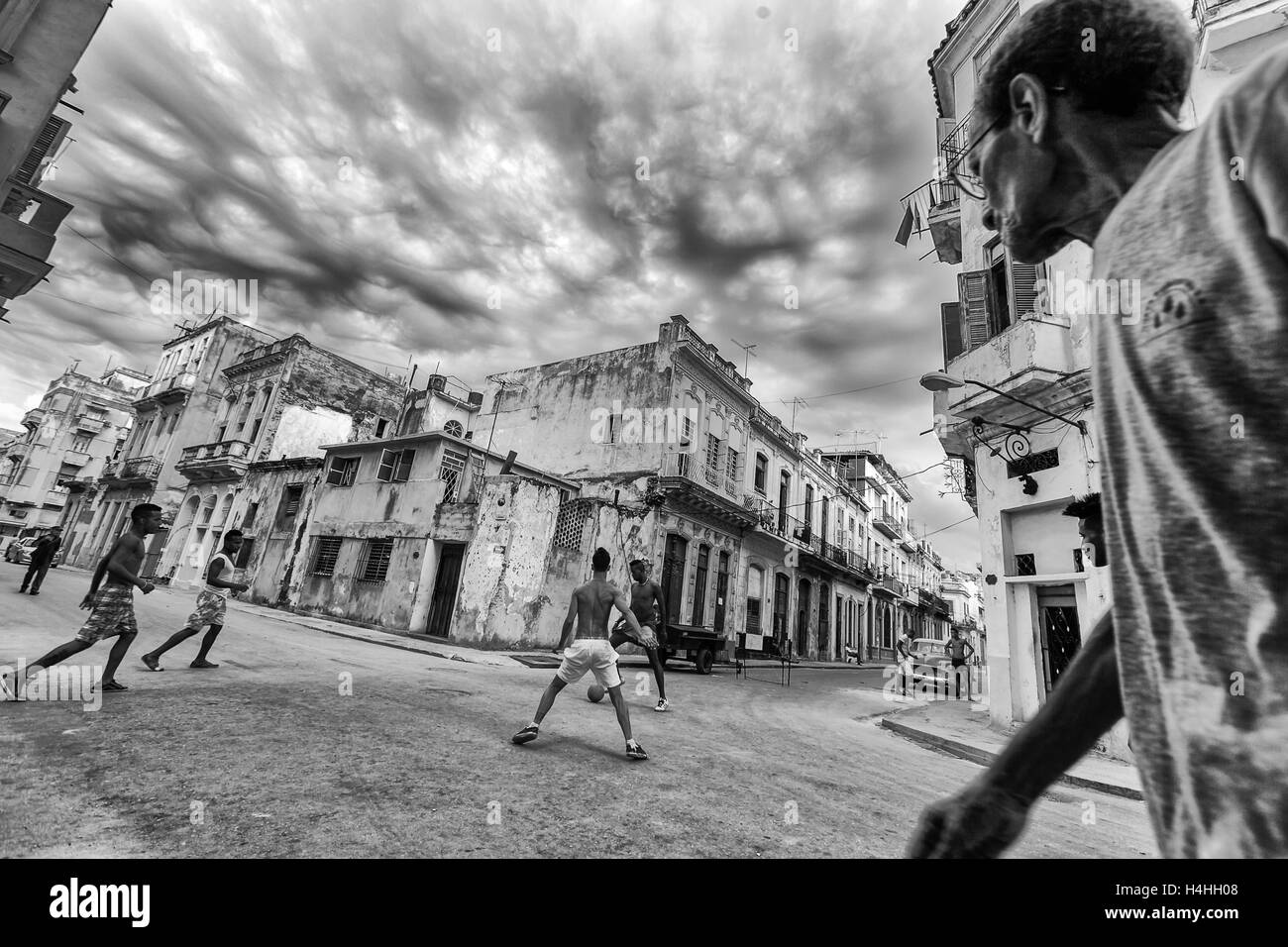 Habana Vieja (Altstadt), Kuba Völker spielen Fußball Stockfoto