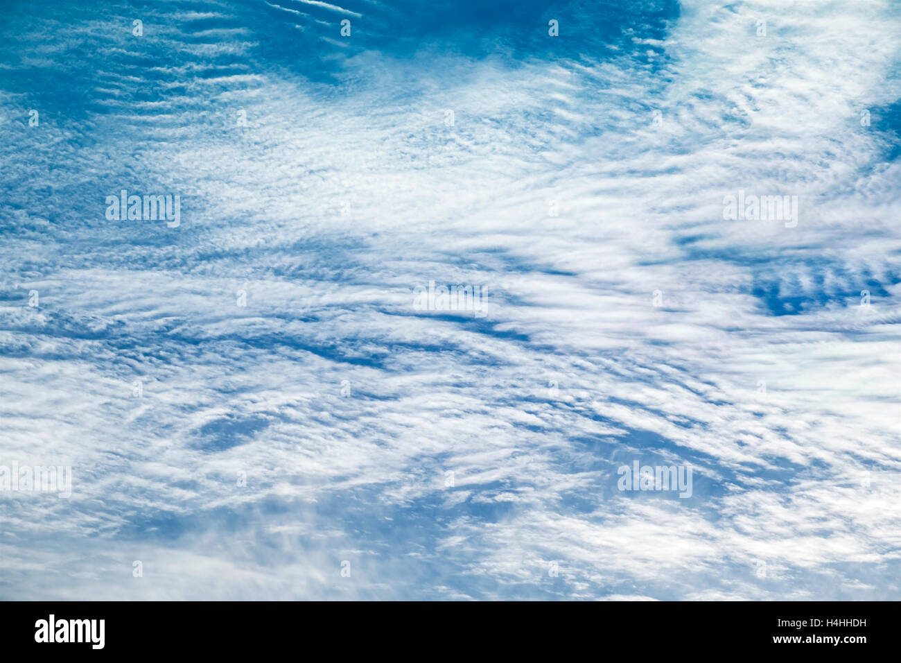 Blaue Skyscape mit hohen Zirruswolken - Frankreich. Stockfoto