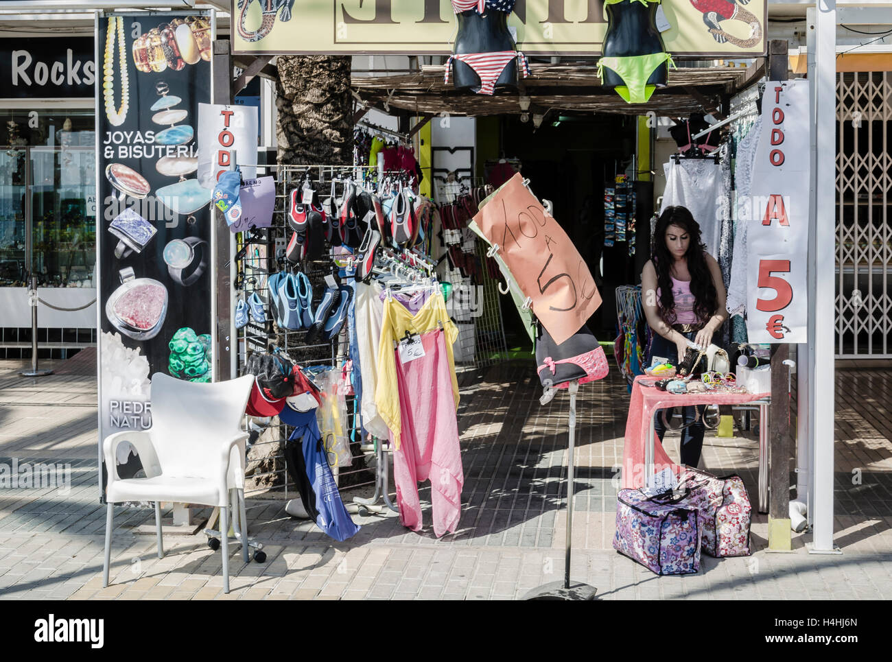 Ein Kleider-Shop-Ansicht im Dorf Altea, Alicante, Spanien Stockfoto