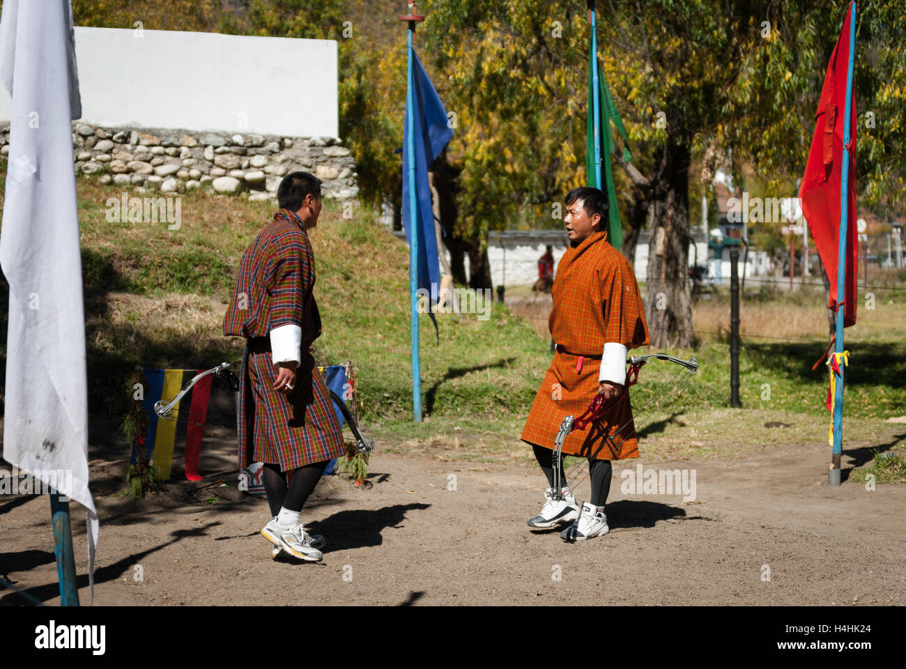 Gegner stehen sich vor eine Runde in einem traditionellen Bogenschießen Spiel in Paro, Bhutan Stockfoto