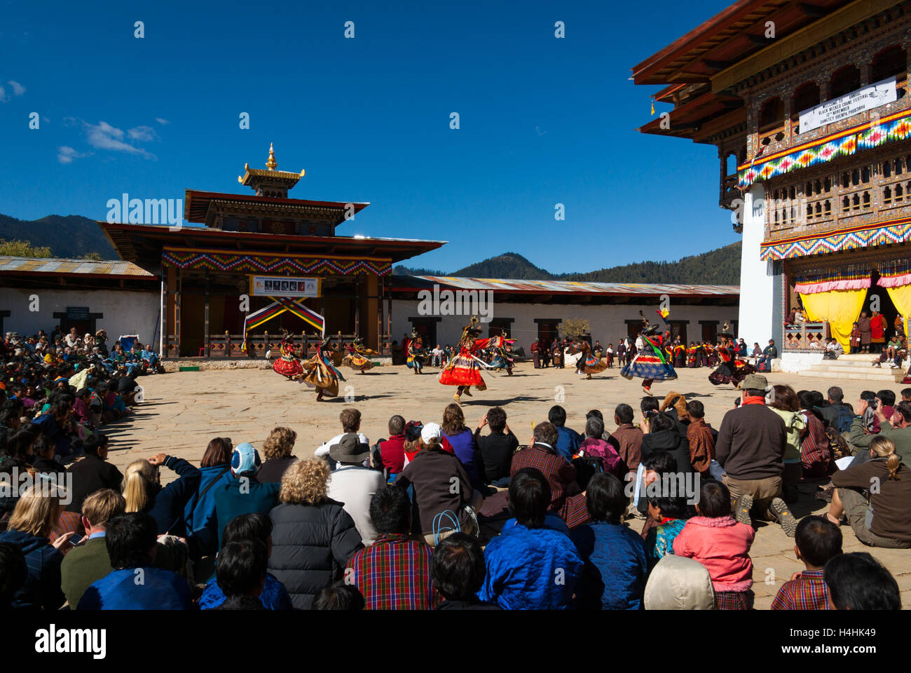 Zuschauer, die buddhistischen schwarzen Hut Tanz an der Schwarzhals-Kranich-Festival, Gangte Kloster, Phobjikha Tal, Bhutan Stockfoto