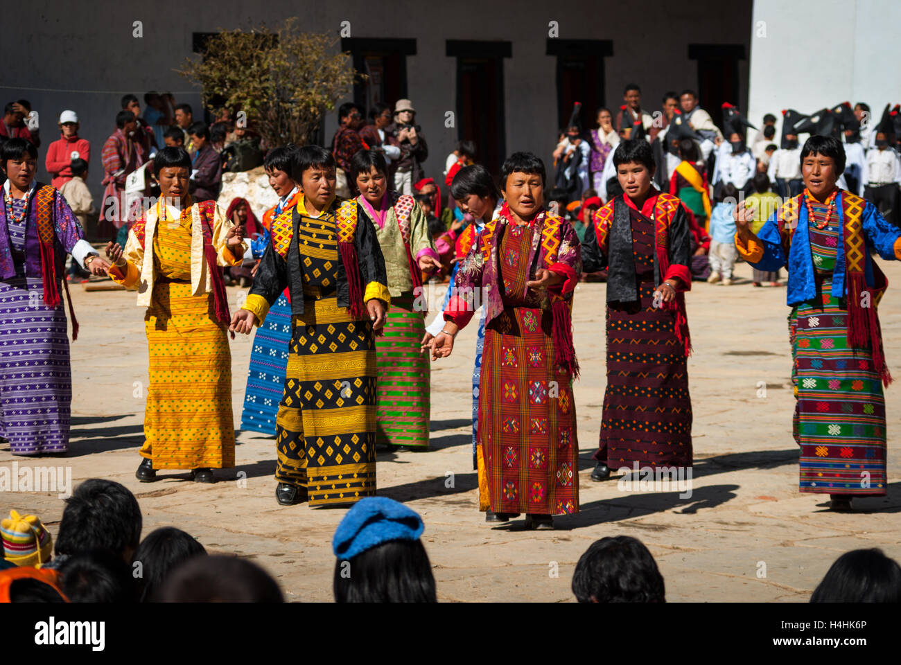 Damen tragen traditionelle Kira Folk Tanz Schwarzhals-Kranich-Festival, Gangte Kloster, Phobjikha Tal, Bhutan Stockfoto