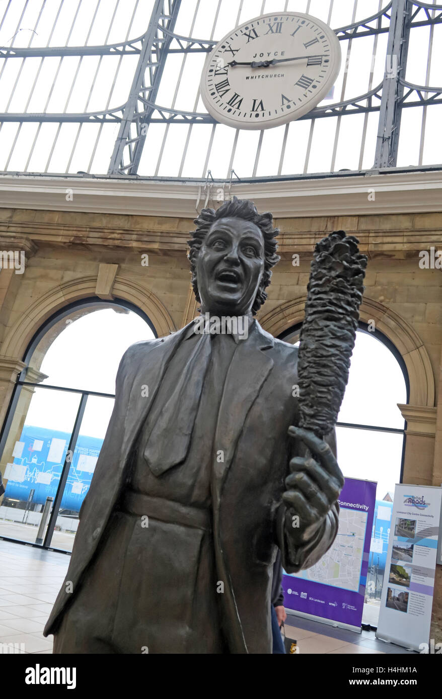 Ken Dodd Statue, Liverpool Lime Street Railway Station, England, Vereinigtes Königreich Stockfoto