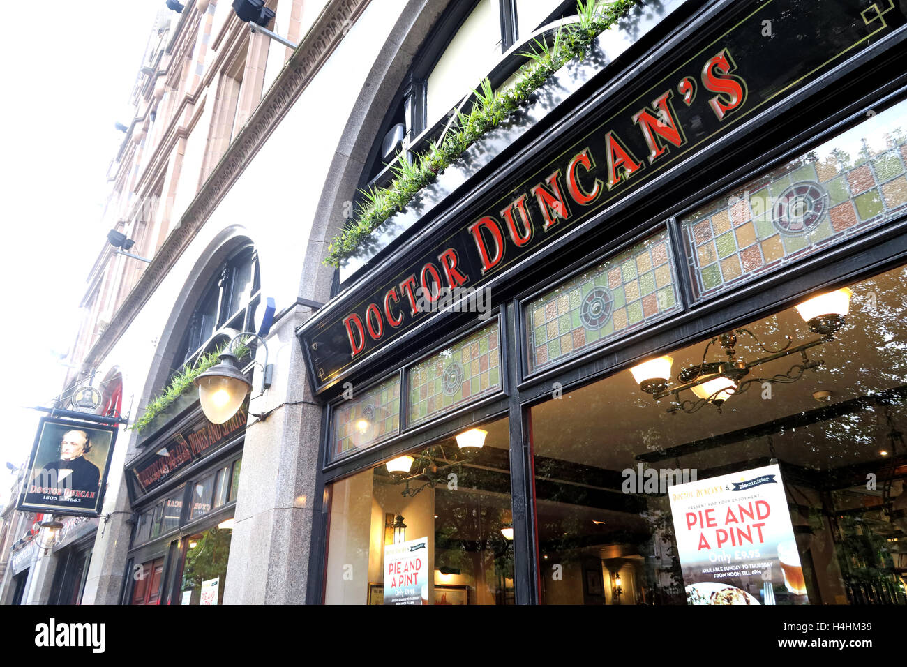 Pie & ein Pint im Doctor Duncans Pub, St Johns ln, Liverpool, England, UK, L1 1HF Stockfoto