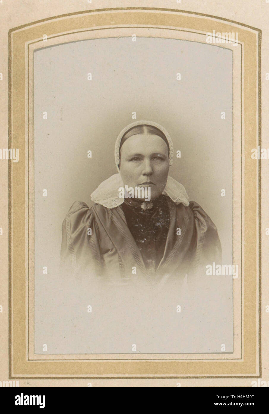 Porträt einer Frau mit einer Spitzekappe, j.c. Reesinck, 1866 - um 1900 Stockfoto