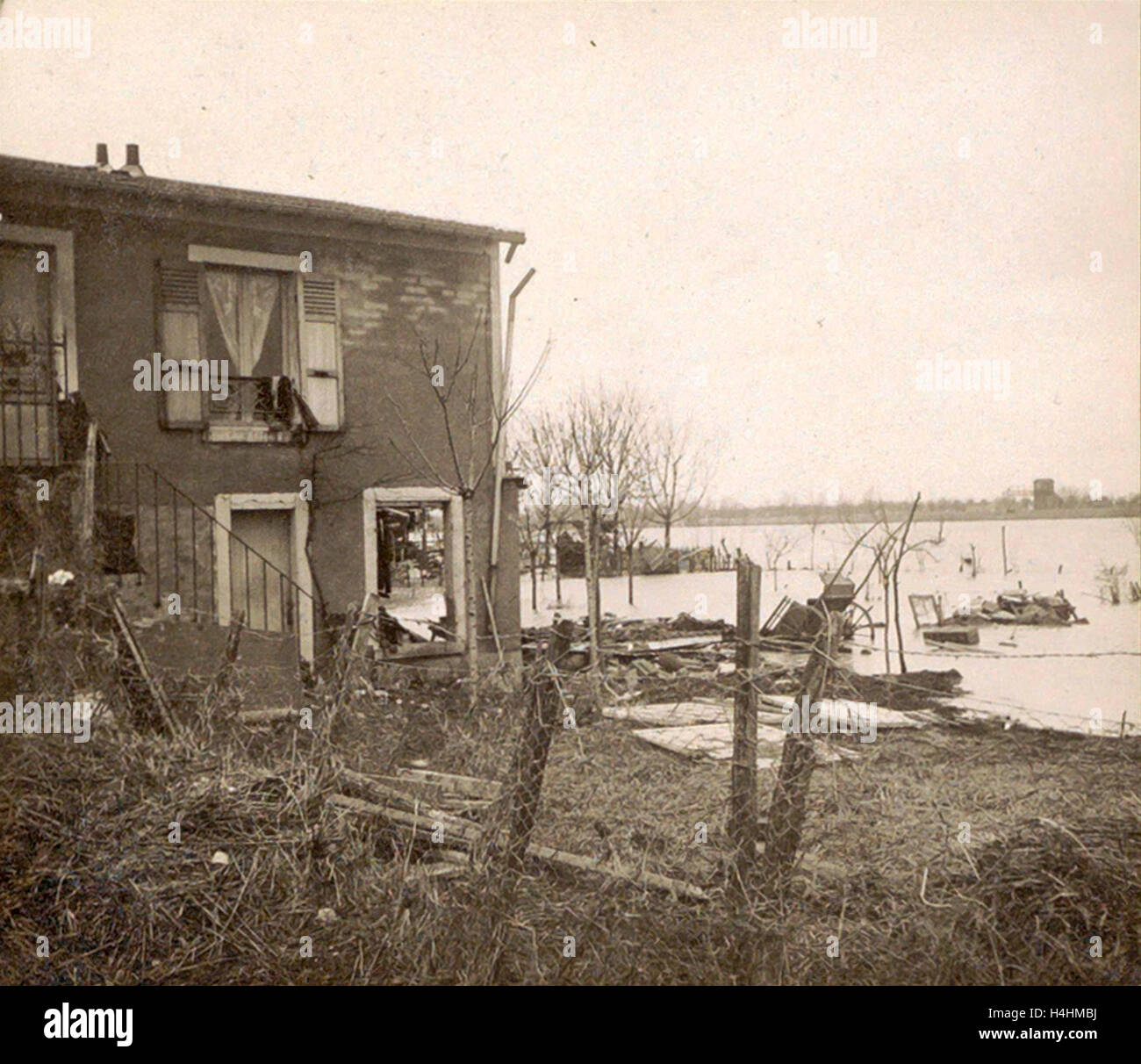 Zerstörten Haus in einem überschwemmten Vorort von Paris, 1910 Stockfoto