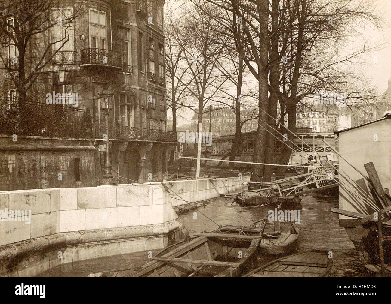 Boote auf einem Kai während der Überschwemmung von Paris, 1910 Stockfoto