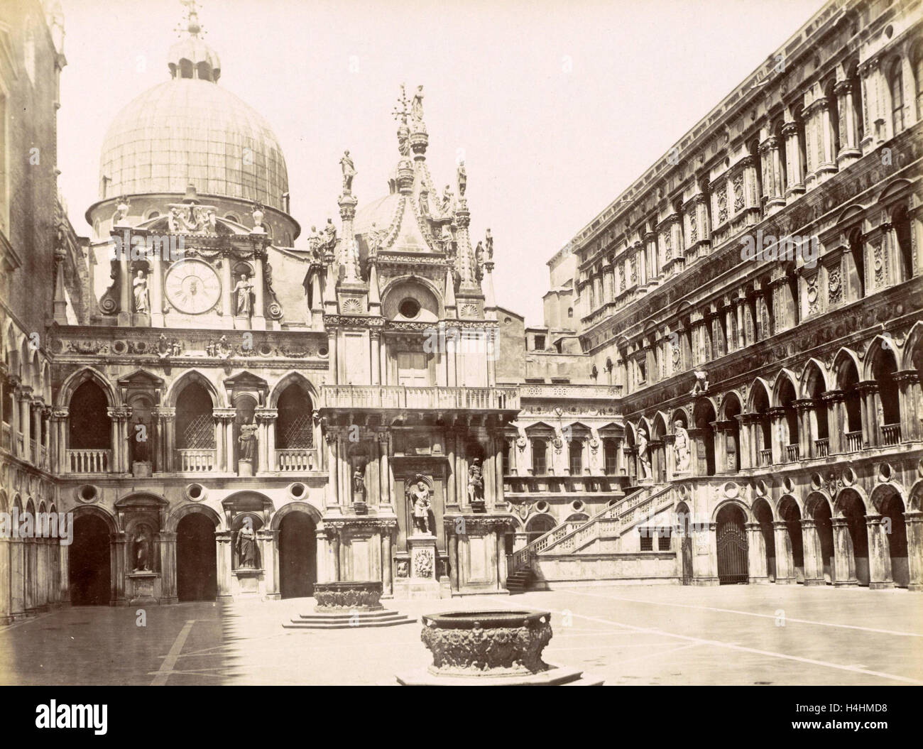 Innenhof des Dogenpalastes in Venedig, Carlo Ponti, 1860-1881 Stockfoto