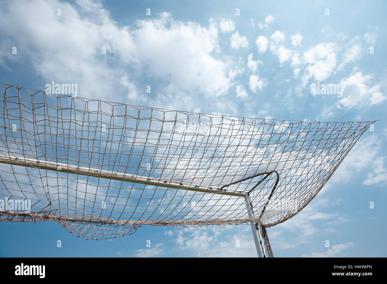 Verpackt Fußball Ziel netto und blauen Himmel. Horizontale Stockfoto