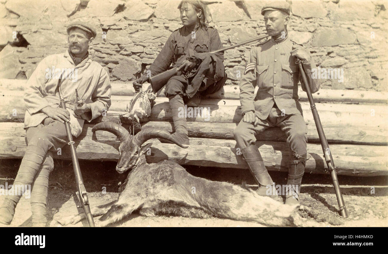 Shikhari (Jagdführer), zwei Engländer, darunter vermutlich Fotograf Sergeant Dalton, jagen in Tibet Stockfoto