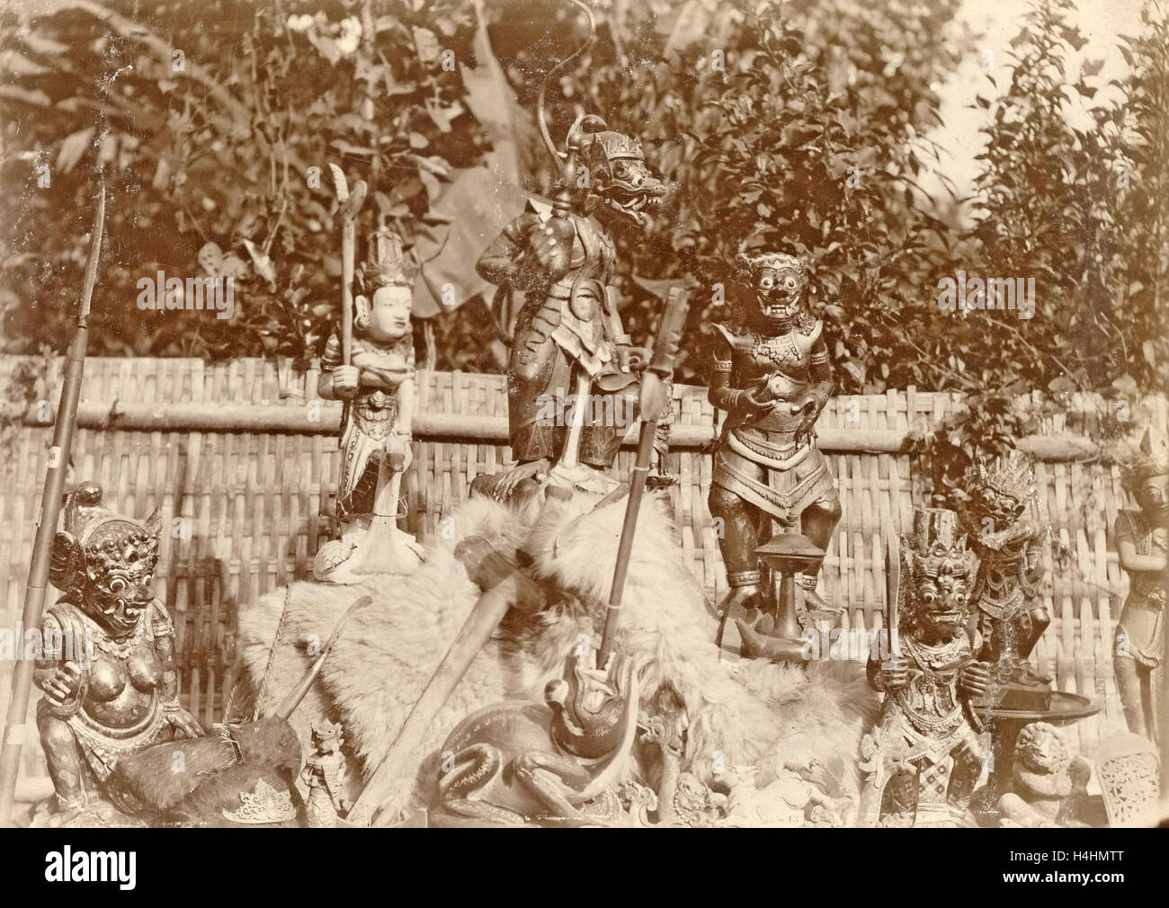 Gruppe von hölzernen Skulpturen unter freiem Himmel in Niederländisch-Indien, Indonesien, anonym, c. 1895 - um 1905 Stockfoto