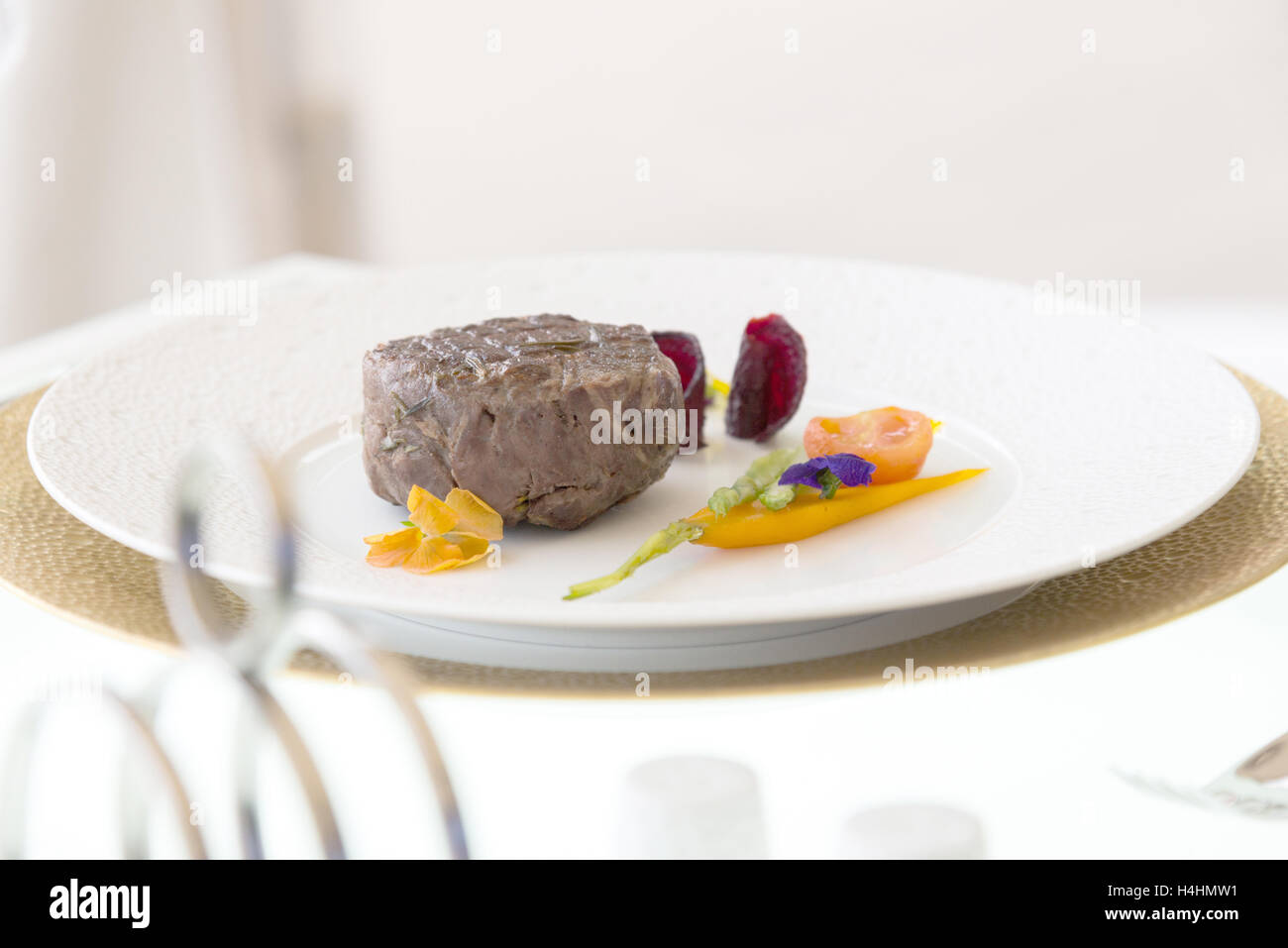 minimalistische Teller Steak mit Gemüse auf einem weißen Teller Stockfoto