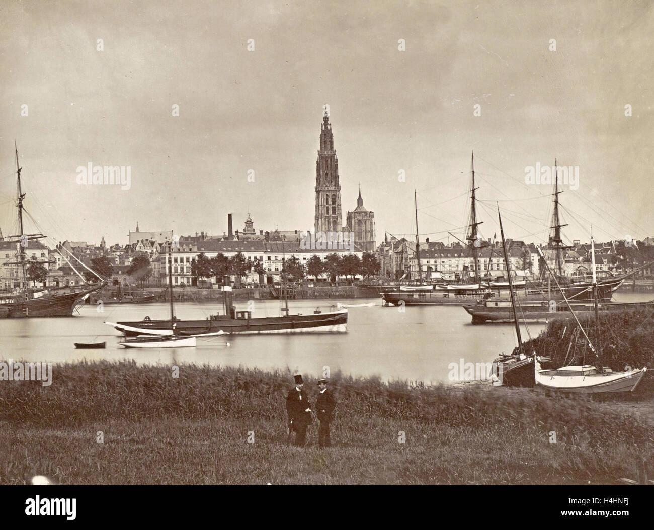 Schiffe auf der Schelde, im Hintergrund die Kathedrale Notre-Dame in Antwerpen Belgien, Anonymous, 1878-1890 Stockfoto