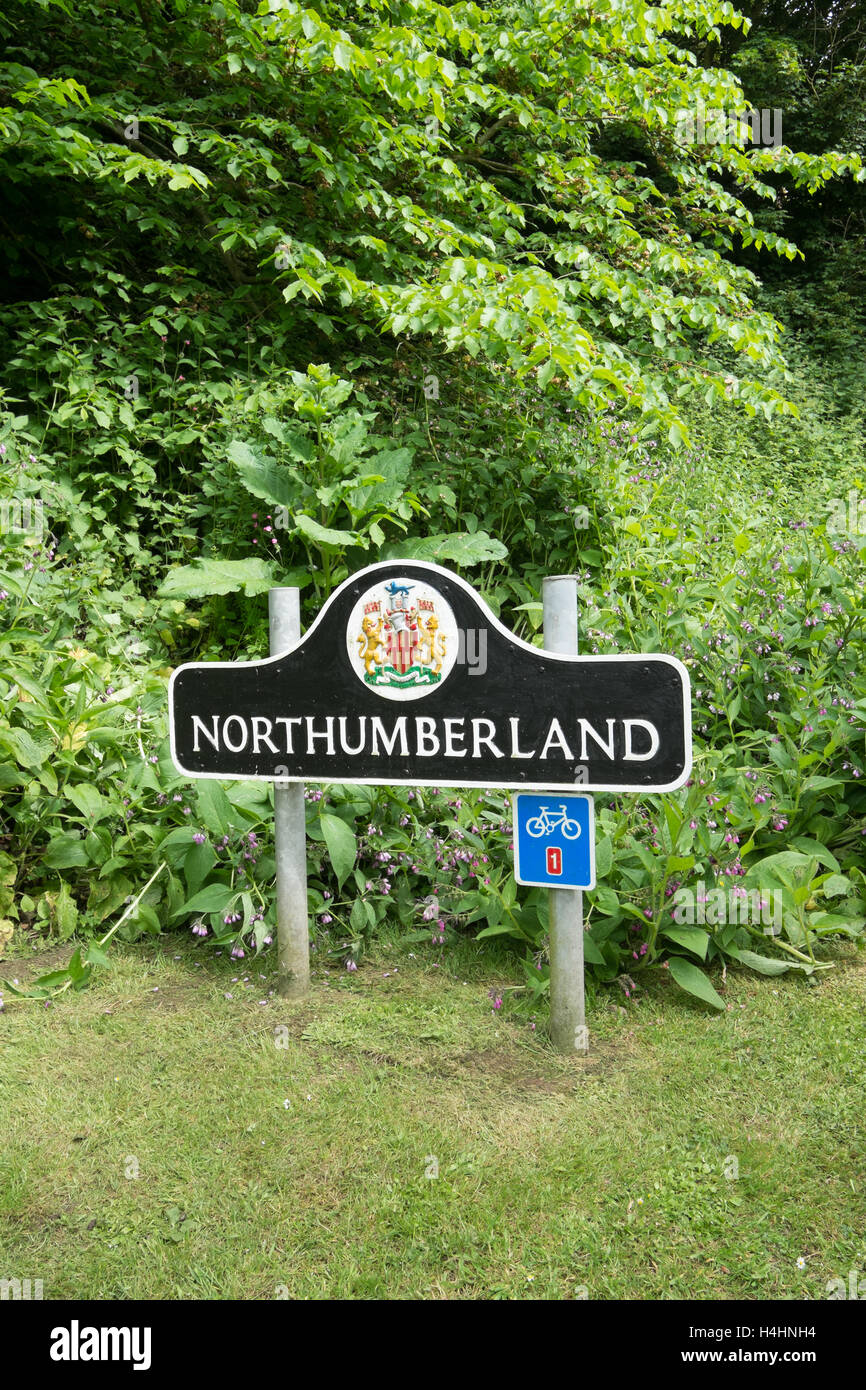 Am Straßenrand Northumberland county Grenze Schild mit Wappen der Grafschaft vor schwarzem Hintergrund Stockfoto