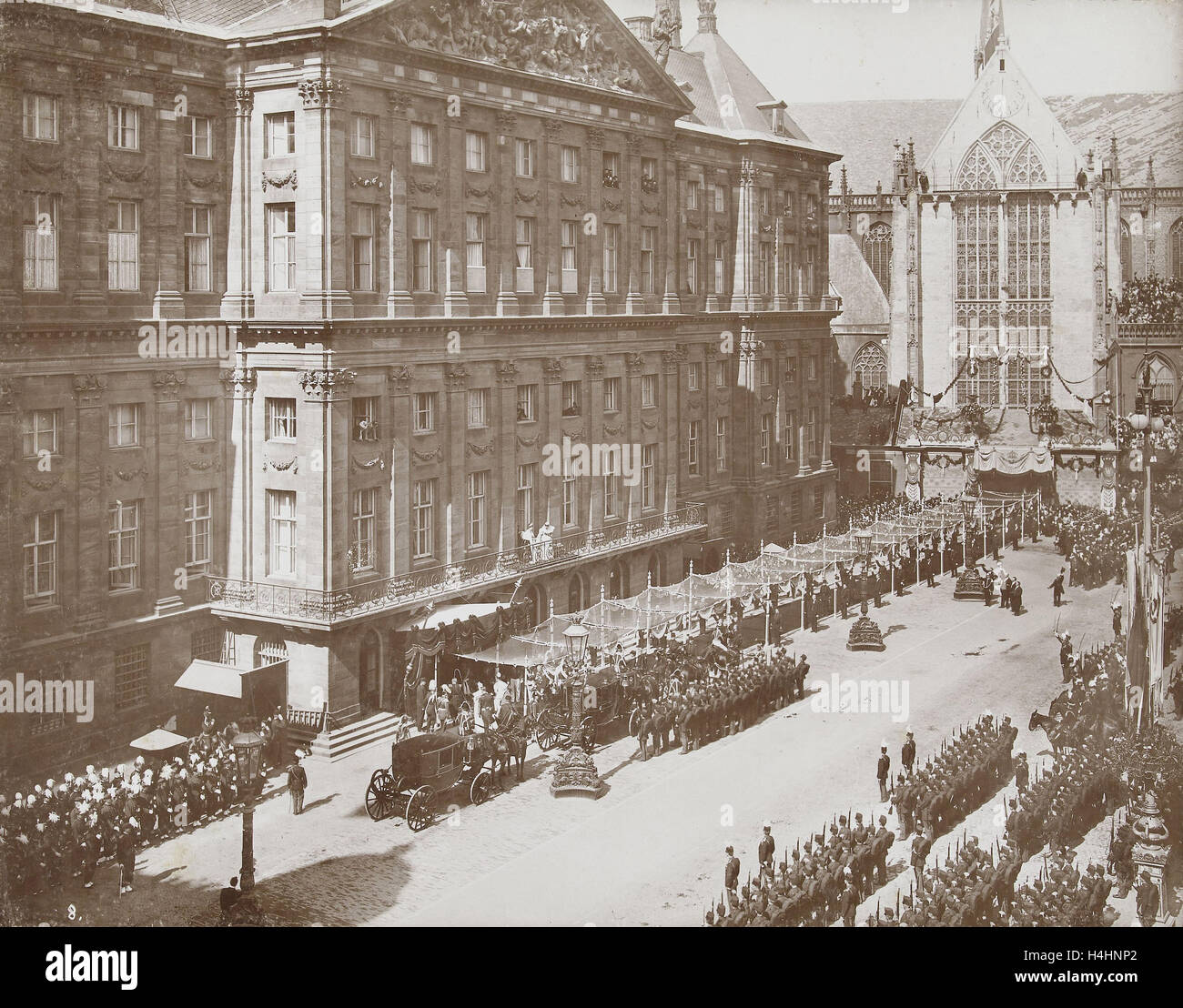 Gruß Wilhelmina von Soldaten und Zivilisten nach ihrer Krönung als Königin im königlichen Palast auf dem Dam, Amsterdam Stockfoto