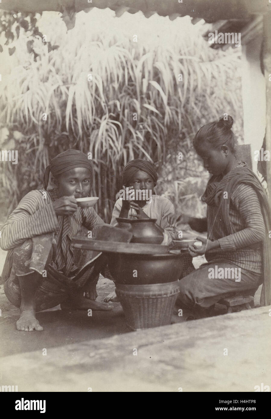 Kulis Essen und trinken, hocken zwischen Arbeit, Indonesien, Anonymous, 1880-1910 Stockfoto