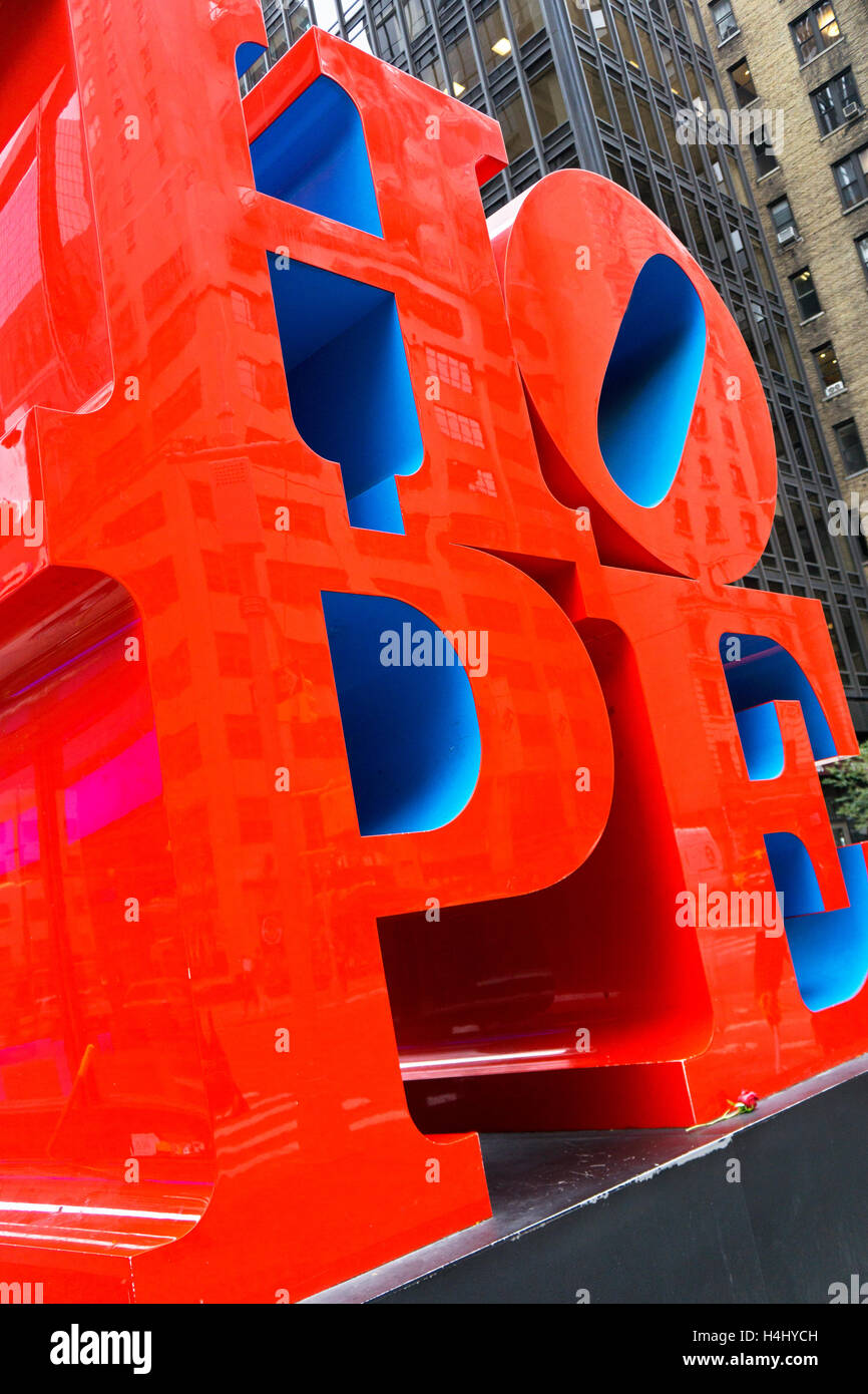Eine ungewöhnliche seitlicher Blick der Hoffnung Skulptur von Robert Indiana auf 7th Ave & 53rd Street in New York City. Stockfoto