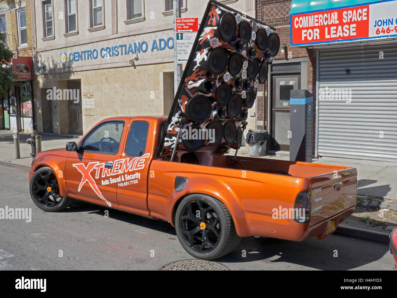 Ein Pickup-Truck für Xtreme Auto Sound und Sicherheit zeigt viele Arten os Peakers zum Verkauf auf Nprthhrn Boulevard in Corona, Queens, New York Stockfoto