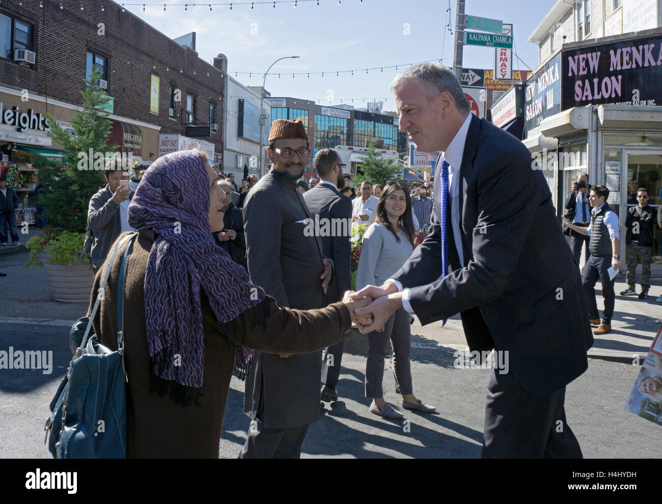 New Yorks Bürgermeister Bill de Blasio grüßt ein Rentner in Jackson Heights, Queens, New York bei einem Besuch Wählerregistrierung zu fördern. Stockfoto