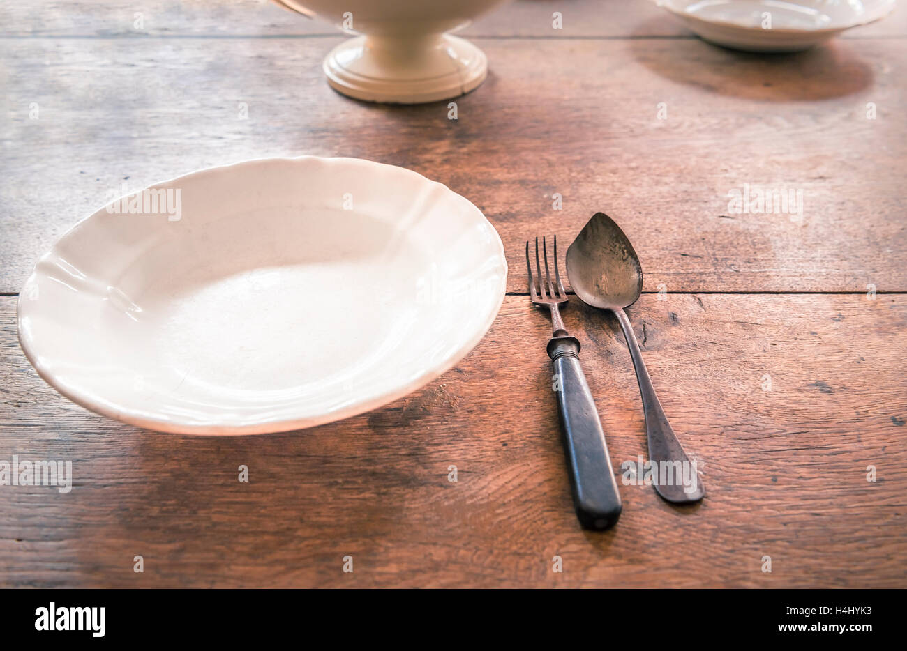 Antik Teller und Geschirr auf alter Holztisch Stockfoto