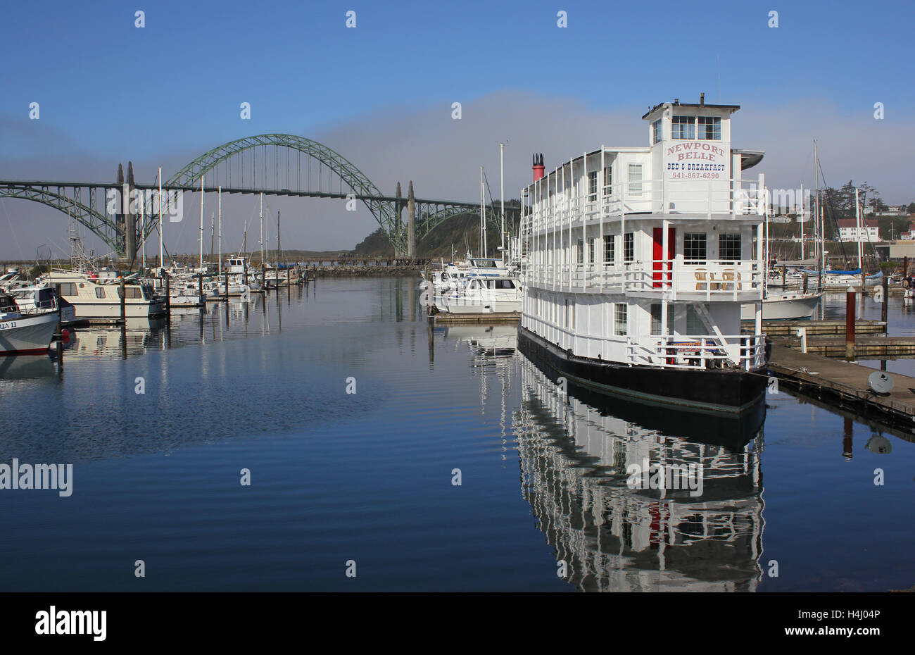 Ein Stern-wheeler Flussboot vertäut am Newport auf der Küste von Oregon Stockfoto