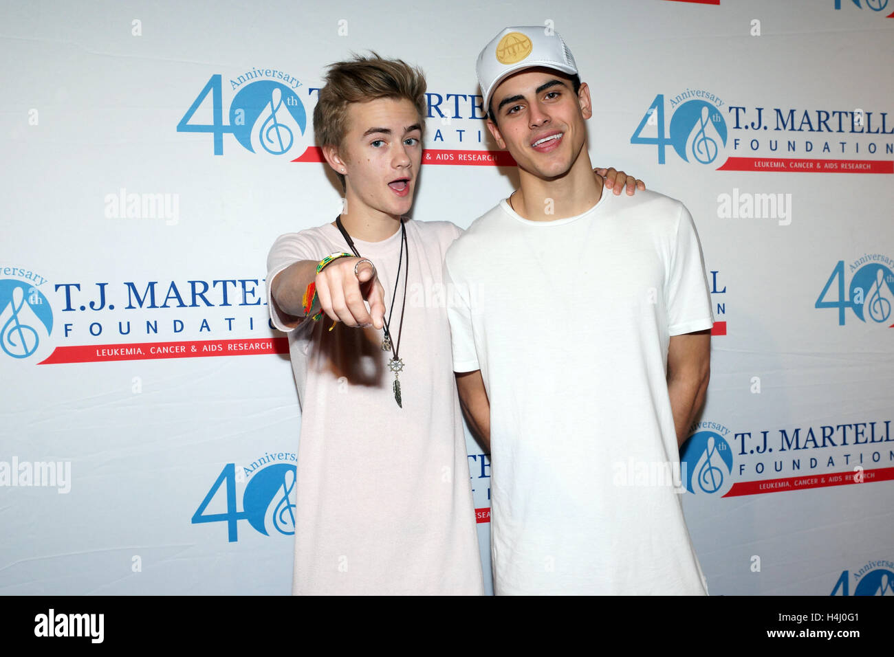 Jack Johnson und Jack Gilinsky von Jack und Jack bei T.J Martell Foundation 16. jährlichen New York Familientag in Brooklyn, New York, Brooklyn Bowl am 13. Dezember 2015. Stockfoto