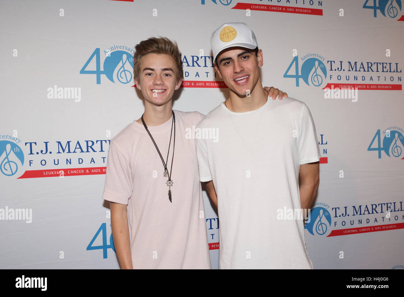 Jack Johnson und Jack Gilinsky von Jack und Jack bei T.J Martell Foundation 16. jährlichen New York Familientag in Brooklyn, New York, Brooklyn Bowl am 13. Dezember 2015. Stockfoto