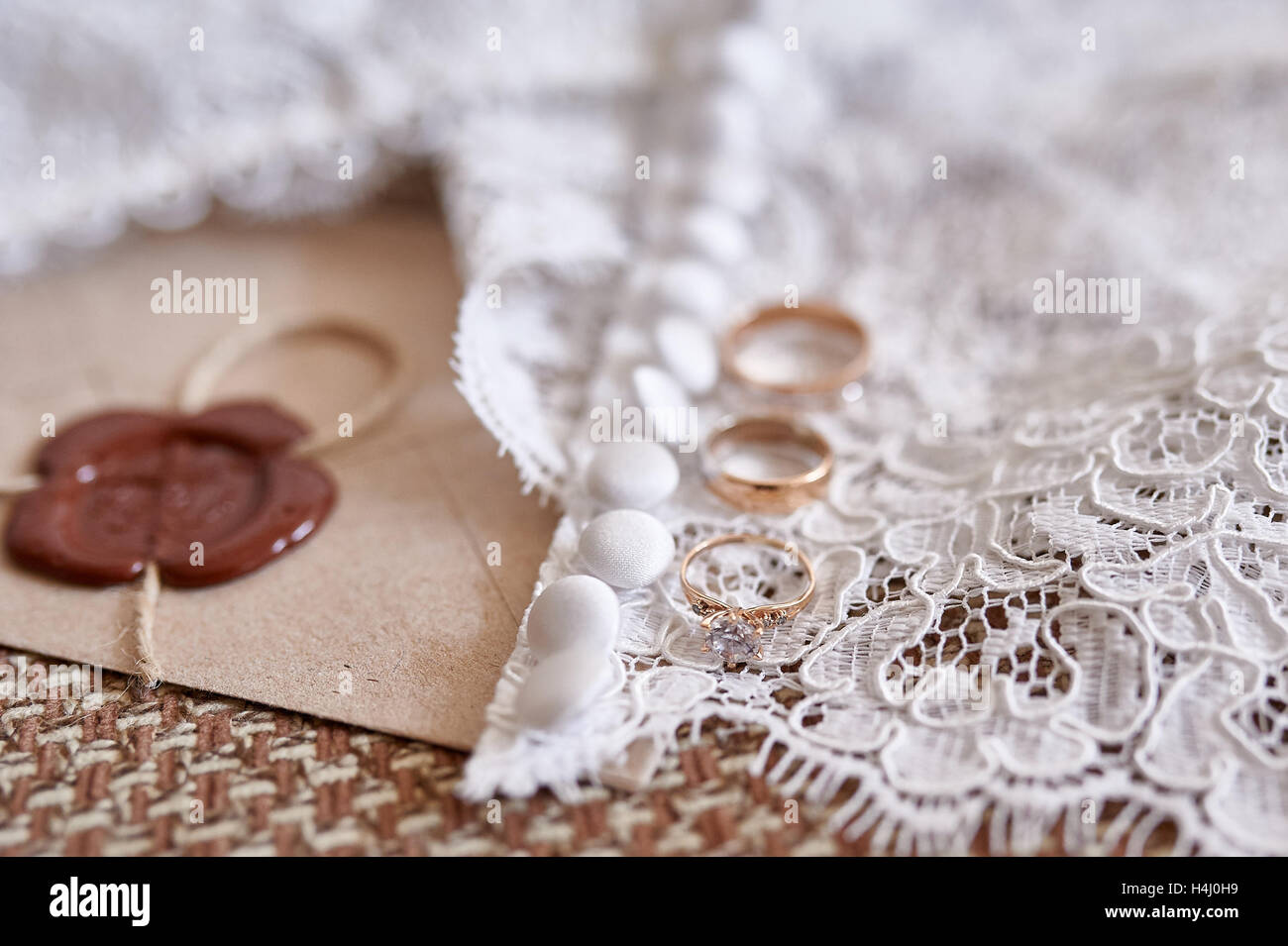 Hochzeit-Hintergrund mit goldenen Ringen und Schleier Stockfoto
