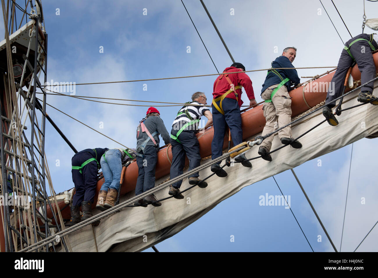 Großsegler; Hissen die Segel-Regatta; Falmouth 2014 Cornwall; UK Stockfoto