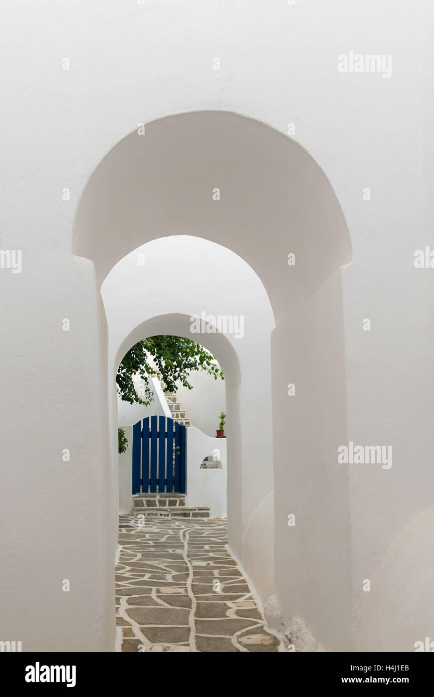 Torbögen führt zu einer blauen Tür. Traditionelle Architektur der Dörfer auf der Insel Paros in Griechenland. Stockfoto