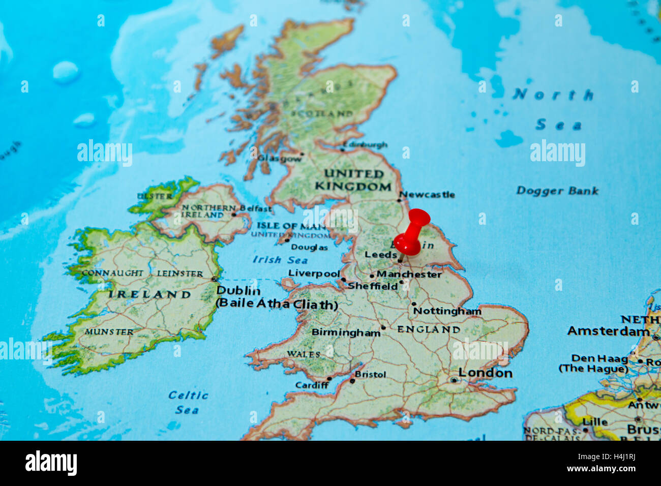 Leeds, Großbritannien  fixiert auf einer Karte von Europa. Stockfoto