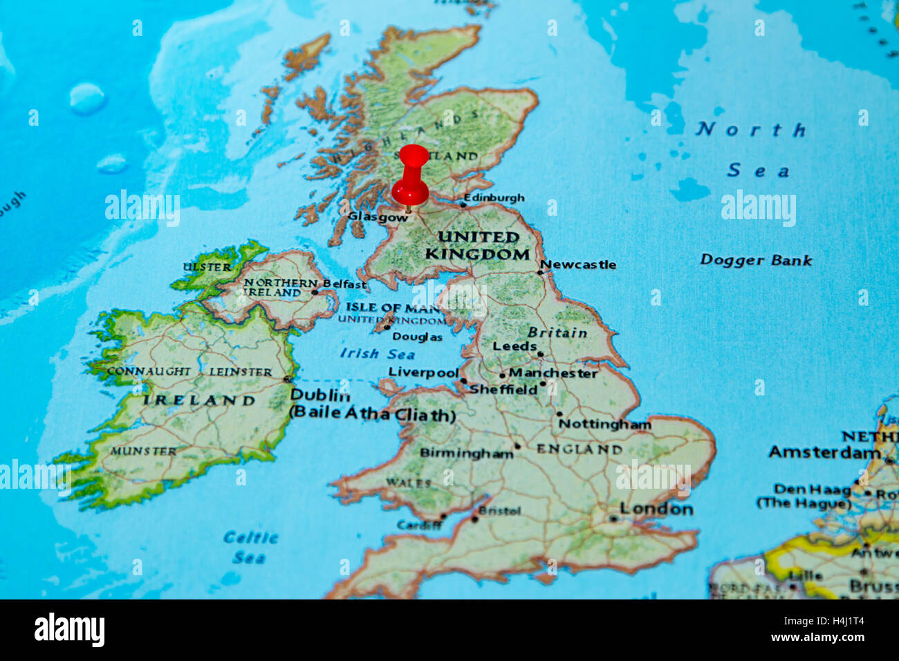 Glasgow, Schottland, fixiert auf einer Karte von Europa. Stockfoto