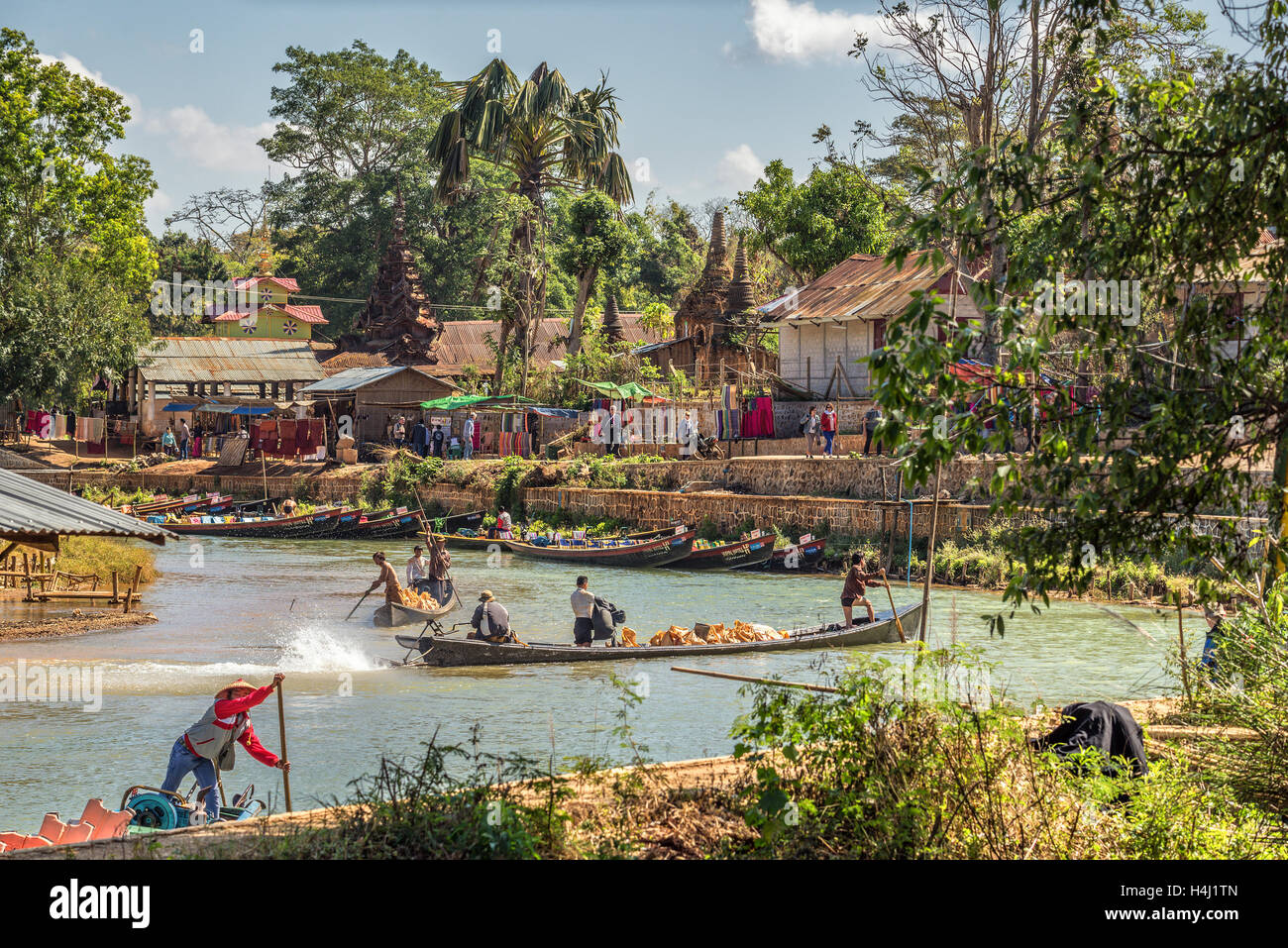 Touristen und einheimische Reisen durch traditionelle lange Flussschiffen zu der antiken Stadt von Ava, auch genannt Inwa Stockfoto