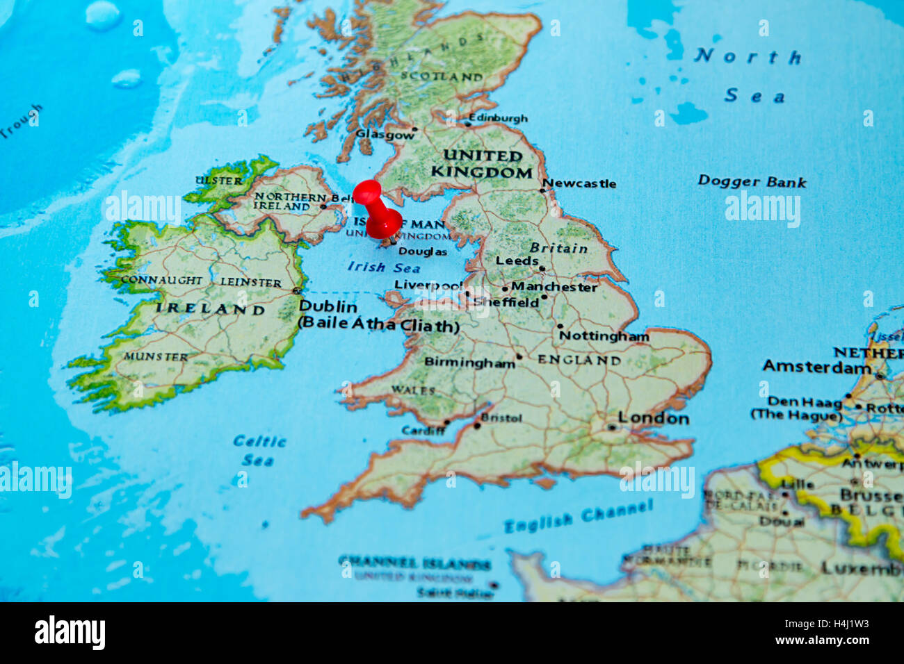Douglas, Isle Of Man auf eine Europakarte festgesteckt. Stockfoto