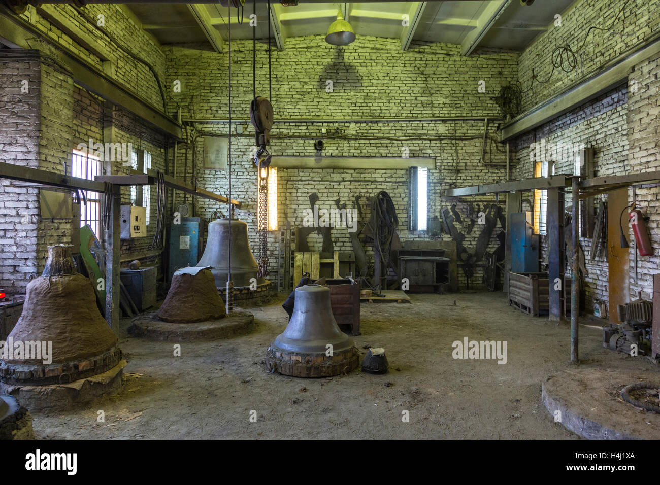Blick auf das Innere des Ladens in der Fabrik für die Herstellung von orthodoxen Glocken in Russland Stockfoto