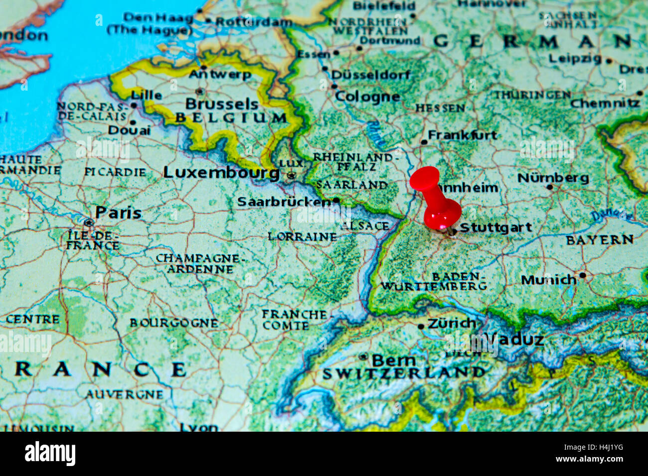 Stuttgart, Deutschland auf einer Karte von Europa fixiert. Stockfoto