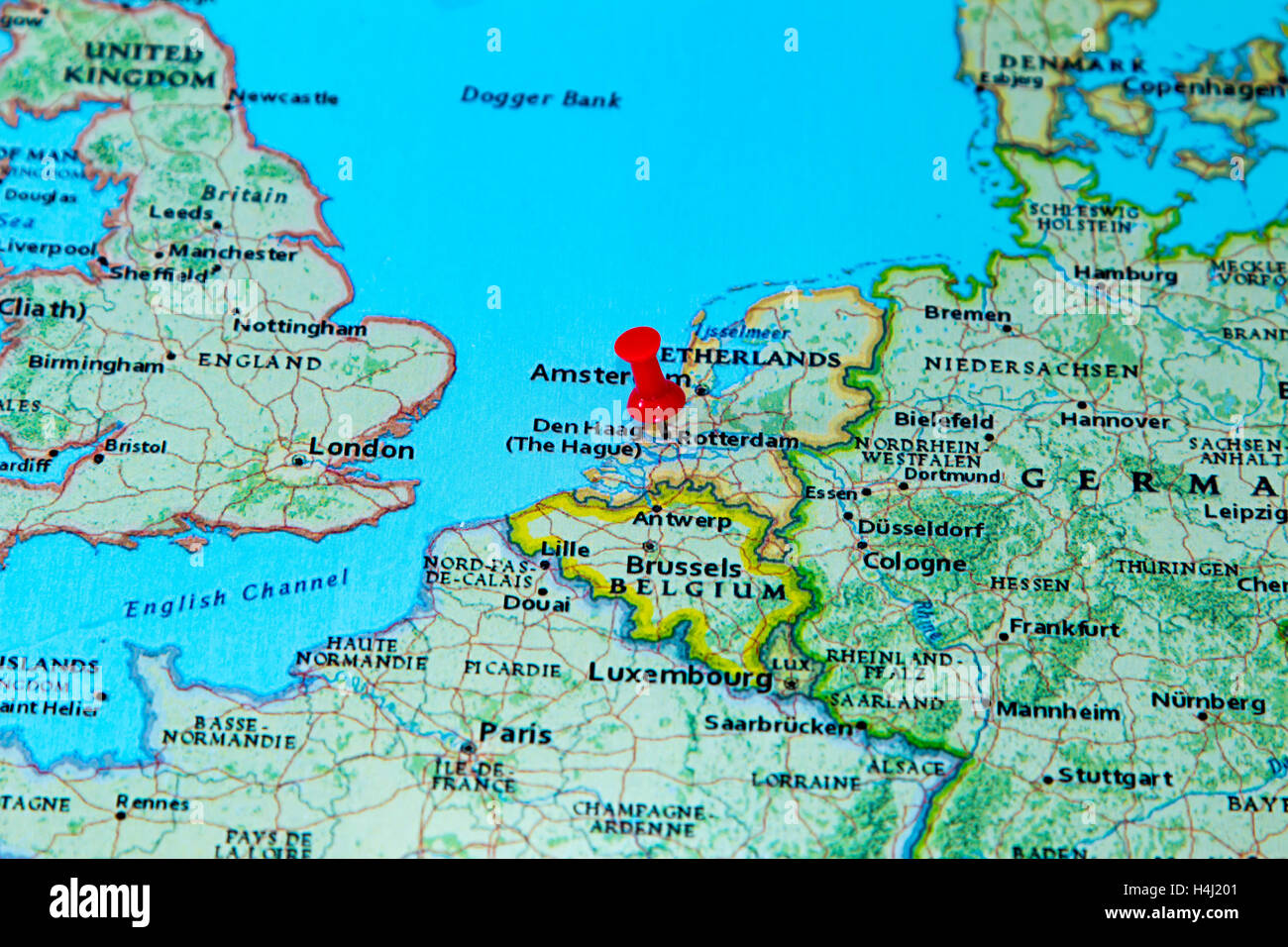 Rotterdam, Niederlande, fixiert auf einer Karte von Europa. Stockfoto