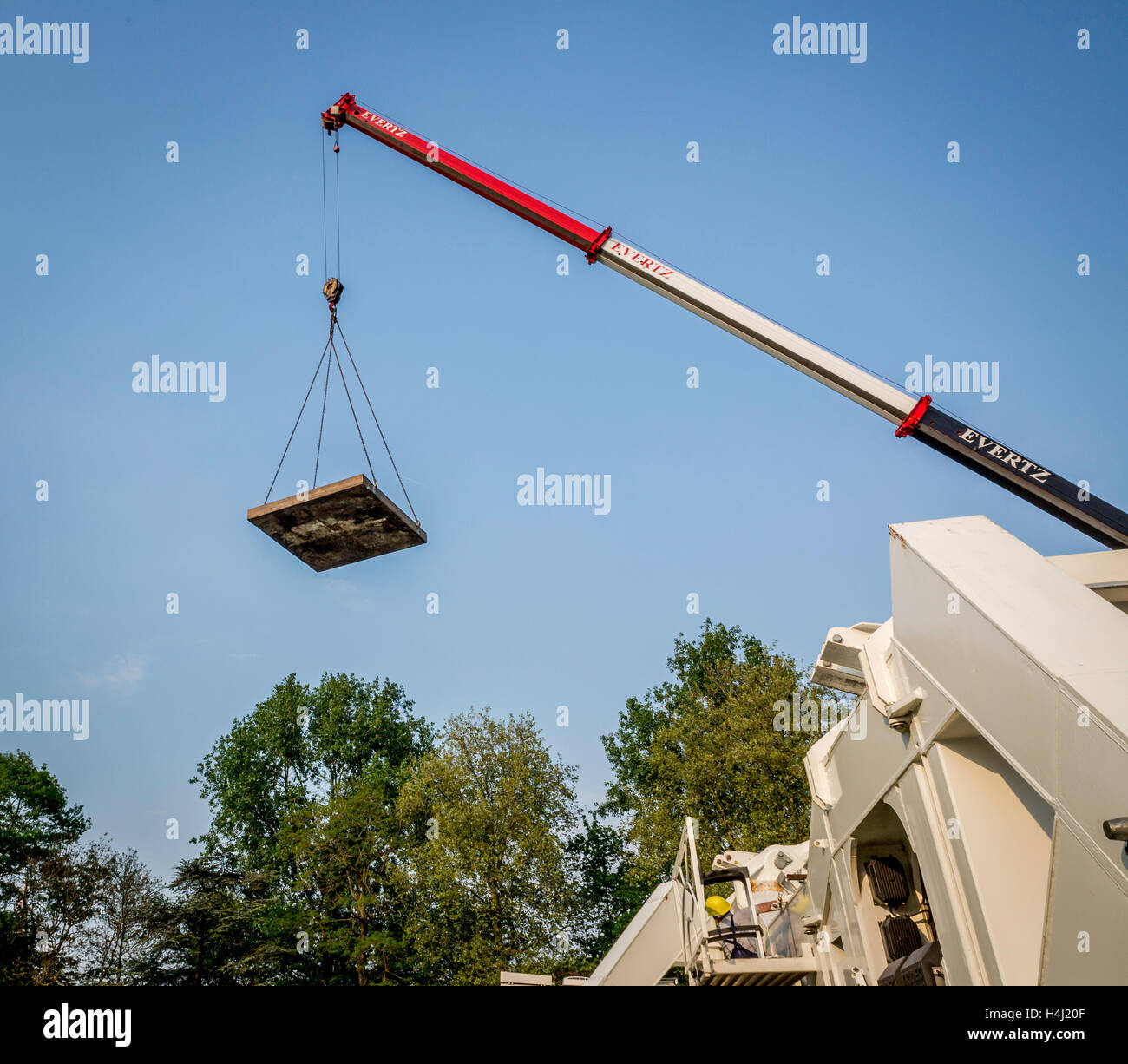 Kran heben schweren Zementstein Stockfoto