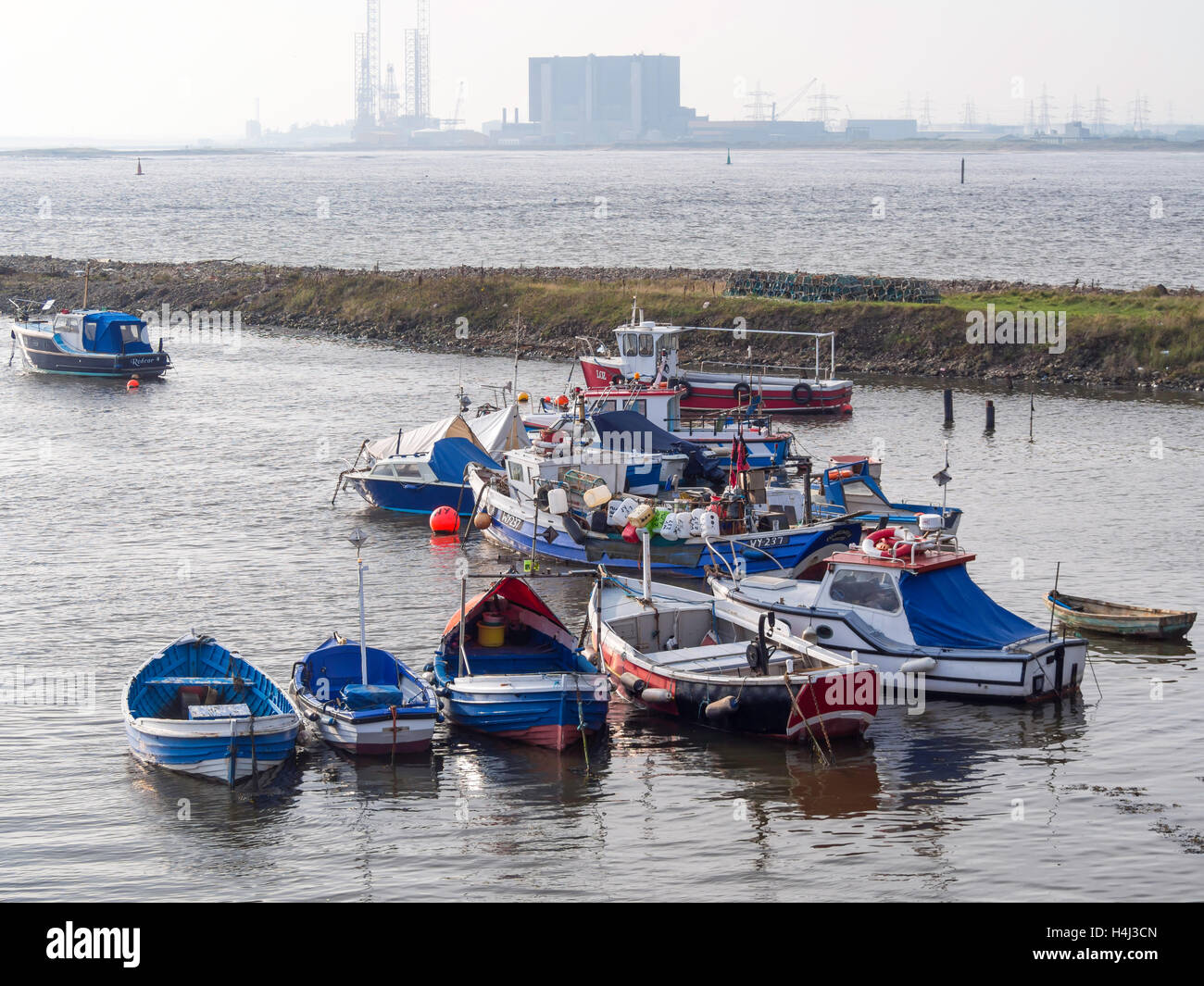 Paddy es Loch, ein kleiner Hafen für Fischerboote an Teesmouth Cleveland, UK, mit Hartlepool Kernkraftwerk im Hintergrund. Stockfoto