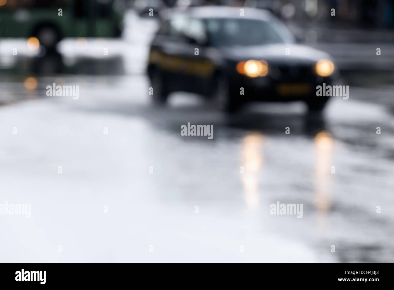 Verschwommene Sicht auf Auto fahren auf nassen Stadt Straße bei bösen Regen Wetter Stockfoto
