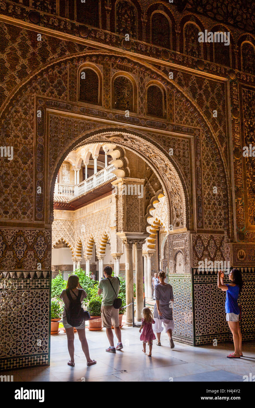 Spanien, Andalusien, Provinz Sevilla, Sevilla, Alcazar, Touristen bewundern die Aussicht in den Innenhof der Jungfrauen Stockfoto