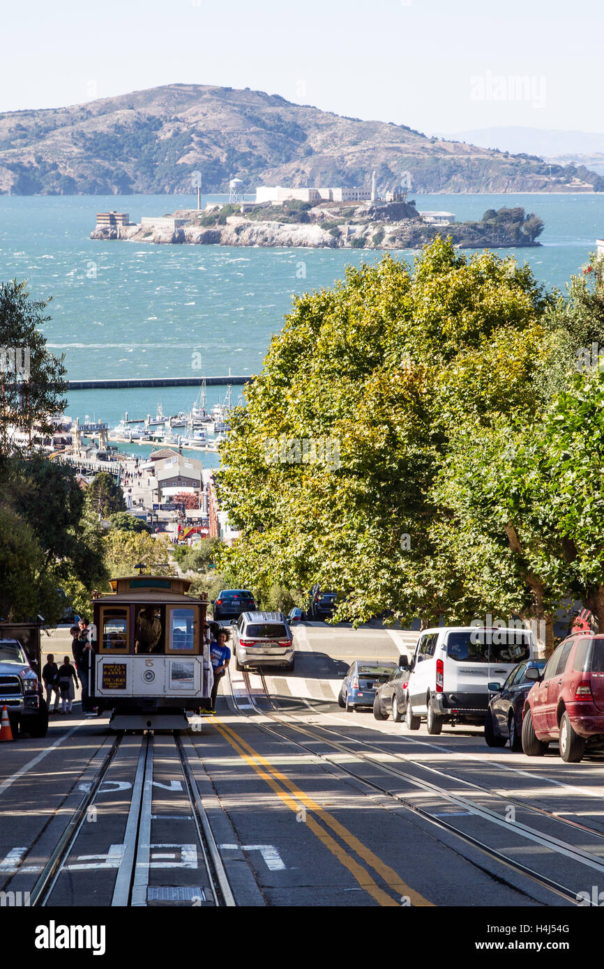 Cable Car an der Hyde Street mit Alcatraz Island im Hintergrund in San Francisco, Kalifornien, USA. Stockfoto