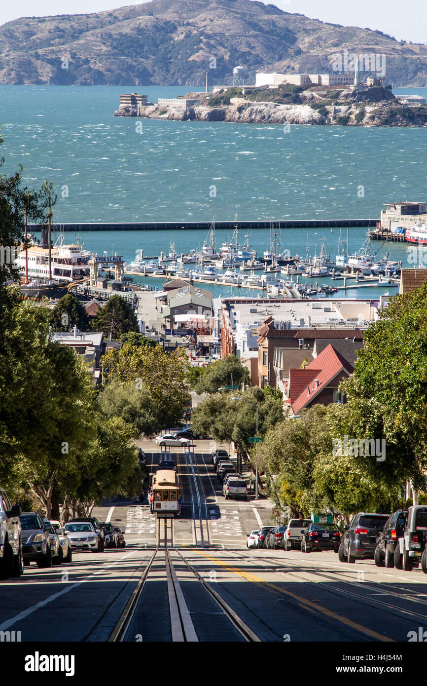 Cable Car an der Hyde Street mit Alcatraz Island im Hintergrund in San Francisco, Kalifornien, USA. Stockfoto