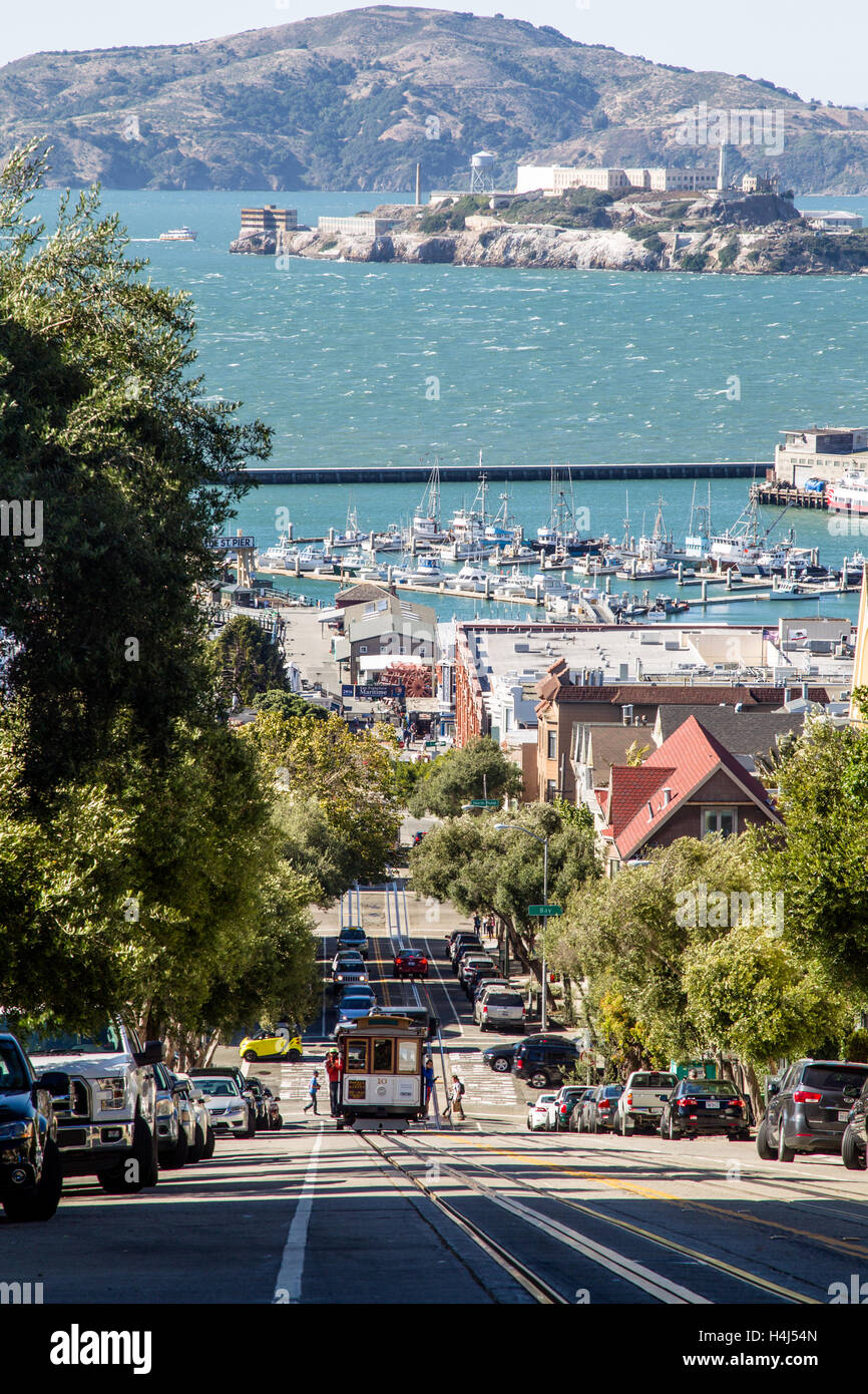 Cable Car an der Hyde Street mit Alcatraz Island im Hintergrund in San Francisco, Kalifornien, USA. Stockfoto