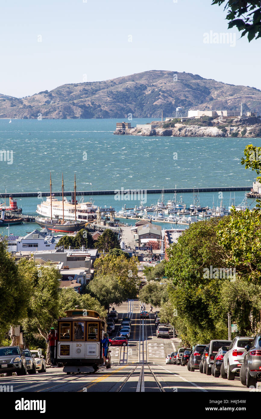 Cable Car an der Hyde Street mit Alcatraz Island im Hintergrund in San Francisco, Kalifornien, USA. Stockfoto