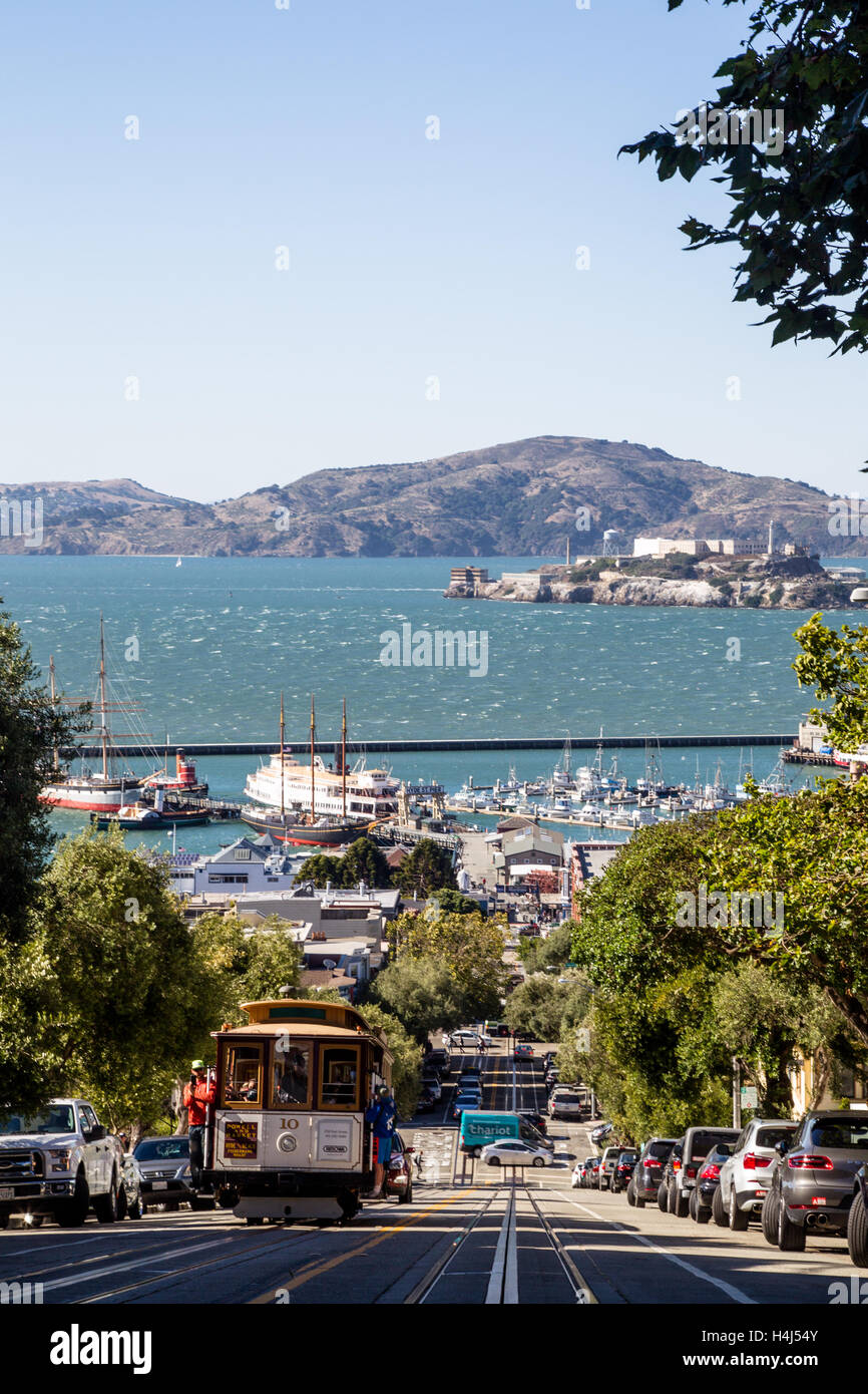 Cable Car an der Hyde Street mit Alcatraz Island im Hintergrund in San Francisco, Kalifornien, USA. Stockfoto