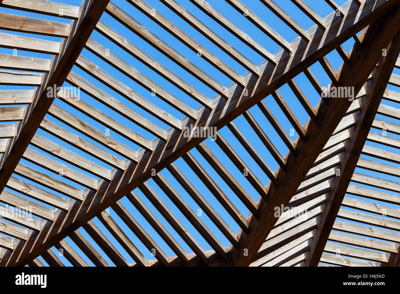 Das Dach ist hölzerne Laube gegen den blauen Himmel Stockfoto