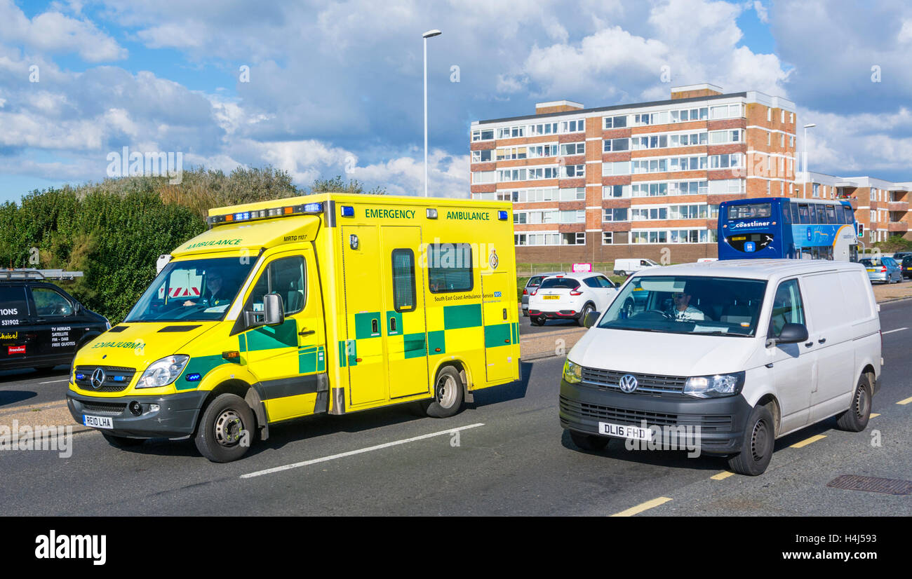 UK NHS Krankenwagen auf einem Anruf überholen Verkehr, um einen Notfall zu erreichen. Ambulance UK Krankenwagen auf Abruf. Mercedes Benz Sprinter 519 CDI von 2010. Stockfoto