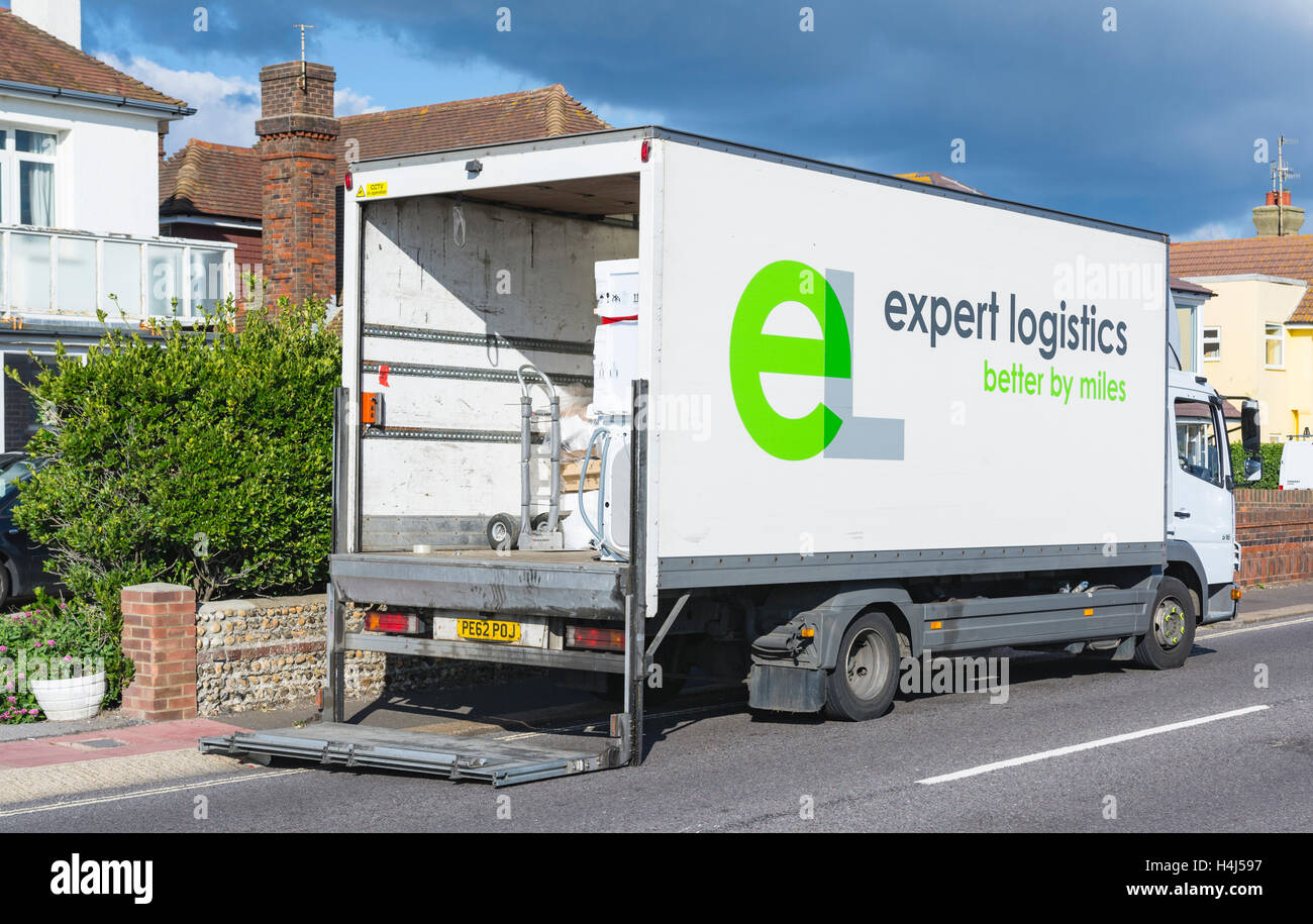 Kompetente Logistik Lieferfahrzeug mit der hinteren Tür öffnen. Stockfoto